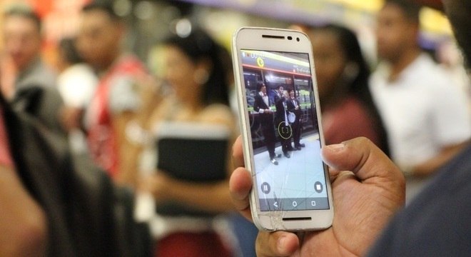 Empresa estimula passageiros a ficar atentos dentro das estações ao celular