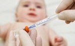 É possível prevenir o sarampo com vacinação. São duas vacinas: a tríplice viral aos 12 meses, que também protege contra a rubéola e a caxumba, e a tetraviral aos 15 meses, que inclui proteção à catapora. Quem não foi vacinado na infância pode tomar a vacina a qualquer momento, não existe limite de idade