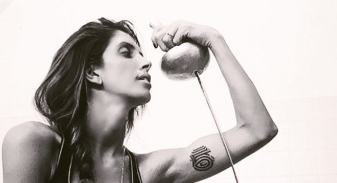 Nathalie defende que, com a arte, pode ressaltar a beleza da prática da esgrima