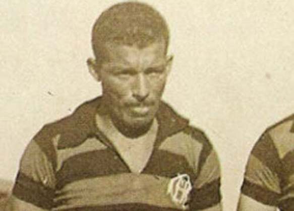 Campeão carioca de 1942, 1943 e 1944, ZIZINHO marcou 145 gols em 318 partidas.