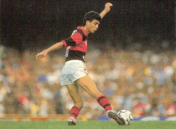 Campeão carioca de 1986 e herói da Copa União de 1987, BEBETO fez 152 gols em 307 partidas.