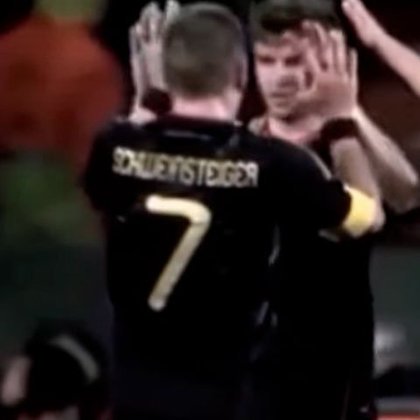 Campeão de tudo, o alemão Schweinsteiger foi outro que vestiu a camisa sete de sua seleção, sendo um dos principais jogadores da história do país. 