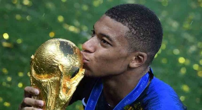 Campeão do mundo e eleito como o melhor jovem da Copa, Kylian Mbappé, de 19 anos, teve uma valorização de 30 milhões de euros durante o Mundial, segundo o site Transfermarkt, tornando-se o terceiro jogador mais valioso do planeta. Confira como está o top 10 no quesito...