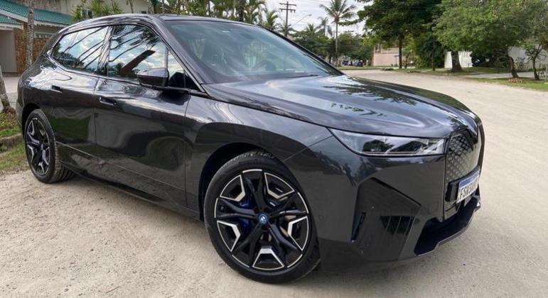 BMW iX50 pode rodar até 528 km com uma carga na bateria