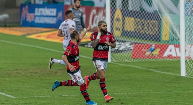 Fluminense busca empate e freia Flamengo na corrida pelo título