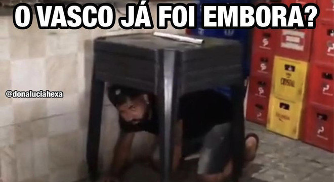 Memes bombam após jogadores de Flamengo e Vasco ajudarem a empurrar  ambulância