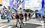 Policiais garantem a segurança dos torcedores antes do início do confronto, que começa às 16h (de Brasília)