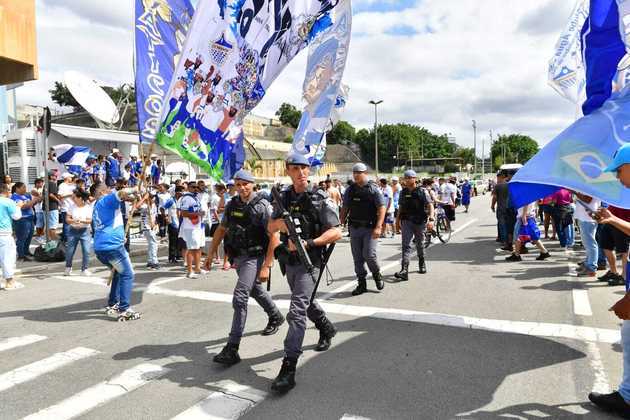 Policiais garantem a segurança dos torcedores antes do início do confronto, que começa às 16h (de Brasília)
