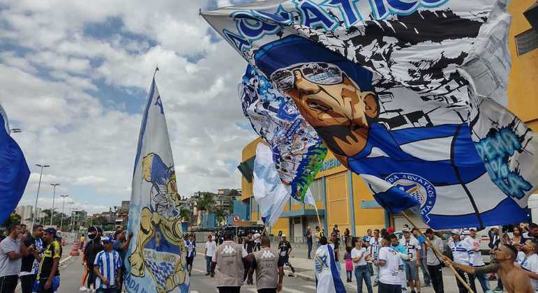 Mesmo em minoria, torcida do Água Santa fez muito barulho na Arena Barueri