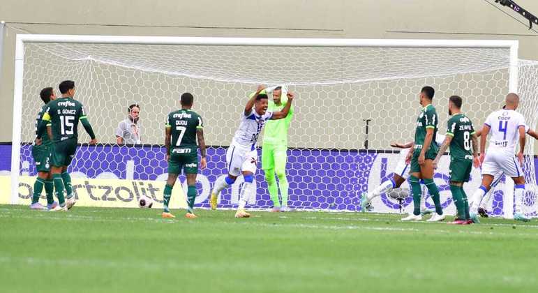 Endrick desencanta, mas Água Santa surpreende Palmeiras e sai na frente na final do Paulista