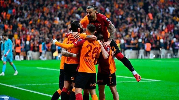 Campeonato Turco (Turquia): Galatasaray lidera com 73 pontos faltando cinco rodadas para o fim do campeonato / Jogos restantes: Istanbulspor (F), Sivasspor (C), Fenerbahçe (C), Ankaragucu (F) e Hatayspor (F).