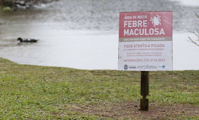 Proteger-se da febre maculosa brasileira, a que provoca o surto atual, exige algumas medidas de cuidado individual. Primeiramente, é preciso saber que esta não é uma doença disseminada em todo o Brasil. Segundo o Ministério da Saúde, tem sido registrada em estados da região Sudeste e no norte do Paraná. Em São Paulo, o maior número de casos registrado nos últimos anos foi em Campinas e Piracicaba