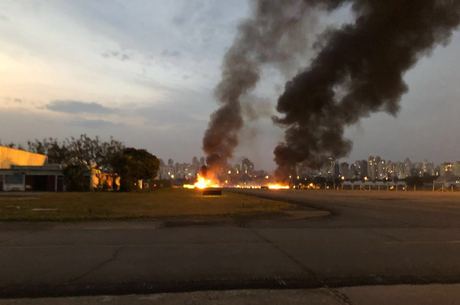 Queda do avião causou um incêndio no aeroporto