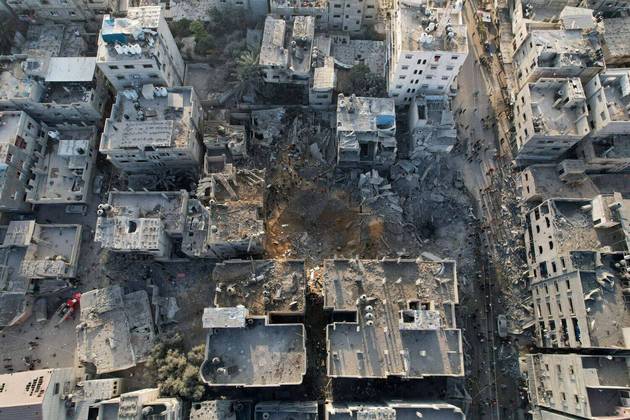 29º dia — Pelo menos 45 pessoas morreram e mais de cem ficaram feridas após um bombardeio ao campo de refugiados de Maghazi, no centro da Faixa de Gaza, de acordo com um novo balanço divulgado neste domingo (5) pelo Ministério da Saúde do Hamas, grupo terrorista que controla a região