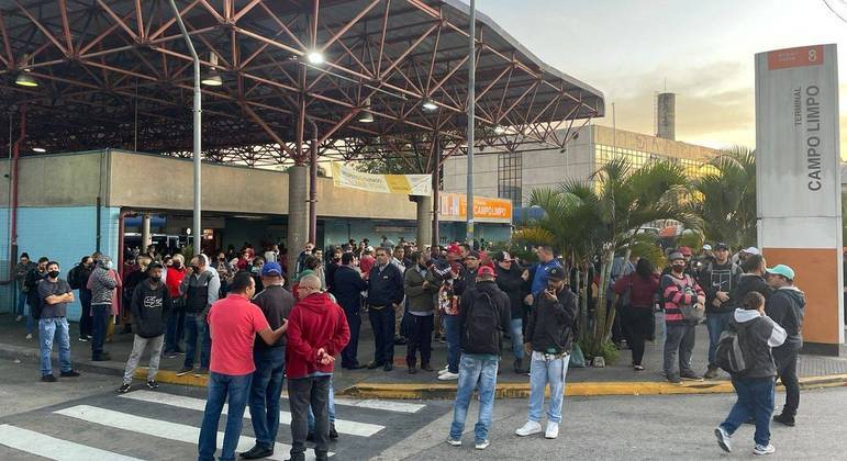 Protesto de motoristas de ônibus afeta a circulação de 29 linhas no Campo Limpo