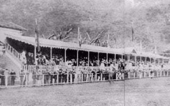 Campo Voluntários da Pátria - Foi o primeiro campo de jogo do Botafogo. O local foi construído em 1908. Lá, o Fogão conquistou os primeiros estaduais de sua história, nos anos de 1907 e 1910. O clube resolveu vender o terreno em 1912. Ao todo, foram 39 jogos do clube no local