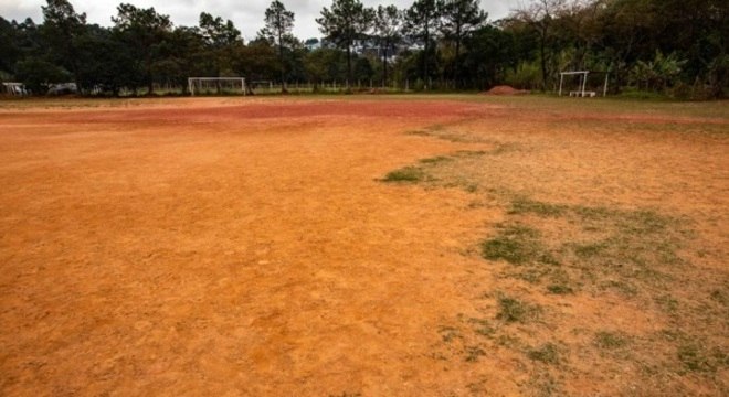 Os campos de terra marcaram o início para muitos ídolos do futebol brasileiro