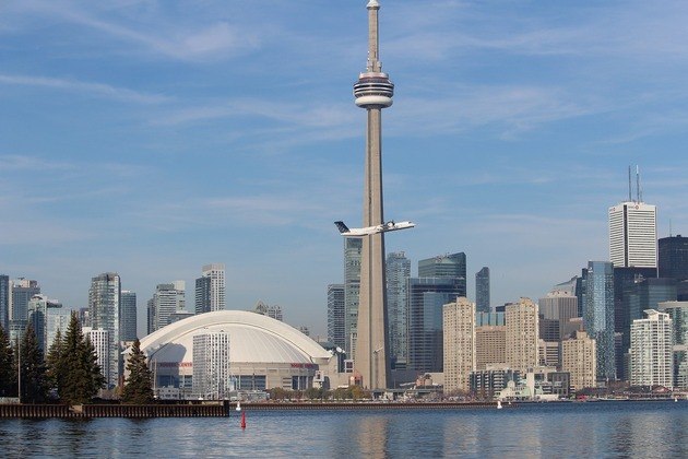 Canadá (América do Norte)- Com 9,98 milhões de km² e 38 milhões de habitantes, tem sua economia centrada em recursos naturais, incluindo madeira e minerais. A CN Tower, uma das estruturas mais altas do mundo, em Toronto, é notável , simbolizando a modernidade e grandiosidade do país.