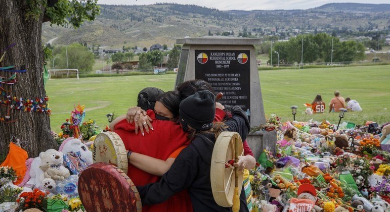 Membros de tribo canadense se abraçam em frente a memorial pelas vítimas de Kamloops
