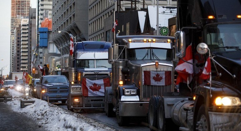 Comboio de caminhoneiros ocupa o centro de Ottawa durante protesto