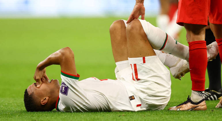 Abdelhamid Sabiri fica no chão após receber pancada na partida do Marrocos contra o Canadá