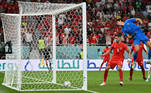 Bola belisca a linha em lance do quase empate do Canadá contra o Marrocos na Copa
