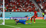 Yassine Bouno não consegue defender o chute canadense que foi desviado para o gol por um zagueiro do Marrocos