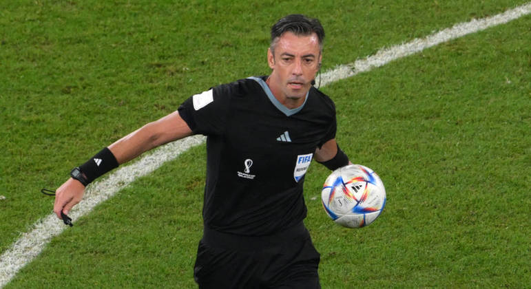 Raphael Claus, árbitro brasileiro, segura a bola na partida entre Canadá e Marrocos na Copa do Mundo