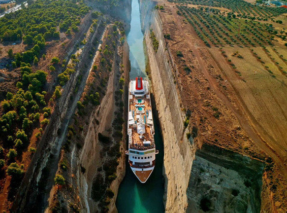 Canal de Corinto - Criado em 1893, permitiu encurtar a viagem em 400 km entre as águas do Golfo de Corinto e  Mar Egeu; Tem 6,3 km de extensão e 40m de profundidade. A largura de apenas 21m impede os maiores cargueiros.