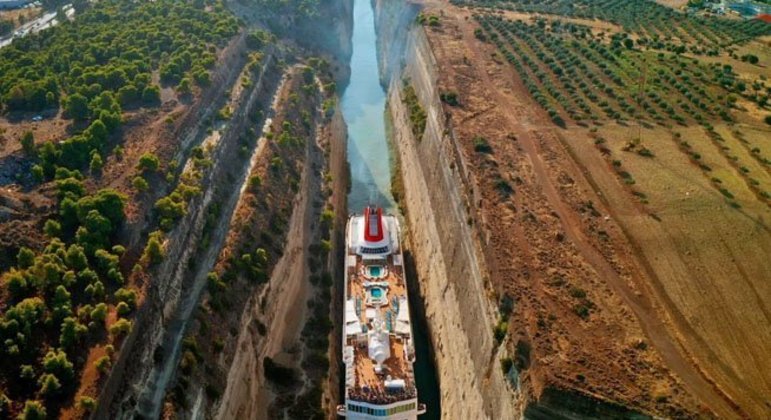 Canal de Corinto - Criado em 1893, permitiu encurtar a viagem em 400 km entre as águas do Golfo de Corinto e Mar Egeu; Tem 6,3 km de extensão e 40m de profundidade. A largura de apenas 21m impede os maiores cargueiros.