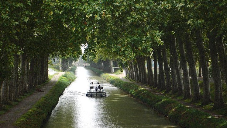 Canal de Midi - Inaugurado em 1681, é o mais antigo canal artificial da Europa ainda em funcionamento.  Fica no Midi, na França, e tem 240 km entre Tolosa, no rio Garonne, e Sète, no Mar Mediterrâneo.