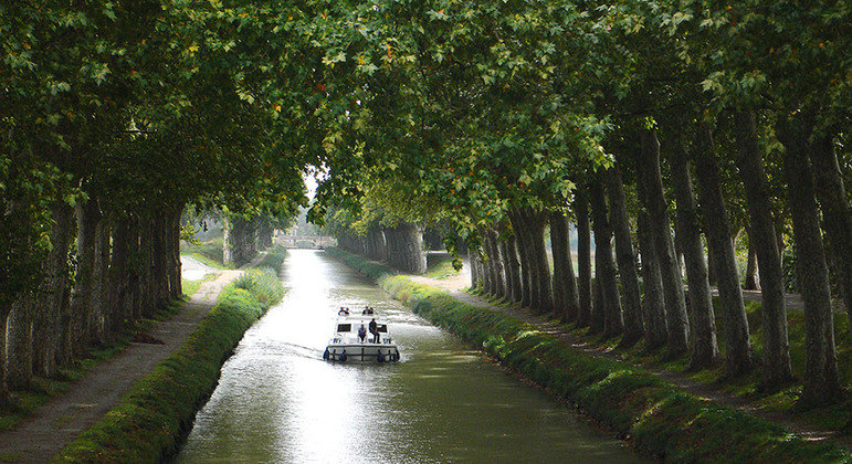 Canal de Midi - Inaugurado em 1681, é o mais antigo canal artificial da Europa ainda em funcionamento. Fica no Midi, na França, e tem 240 km entre Tolosa, no rio Garonne, e Sète, no Mar Mediterrâneo.