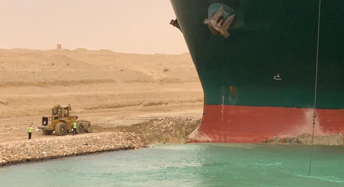 Canal de Suez é temporariamente bloqueado após embarcação encalhar
