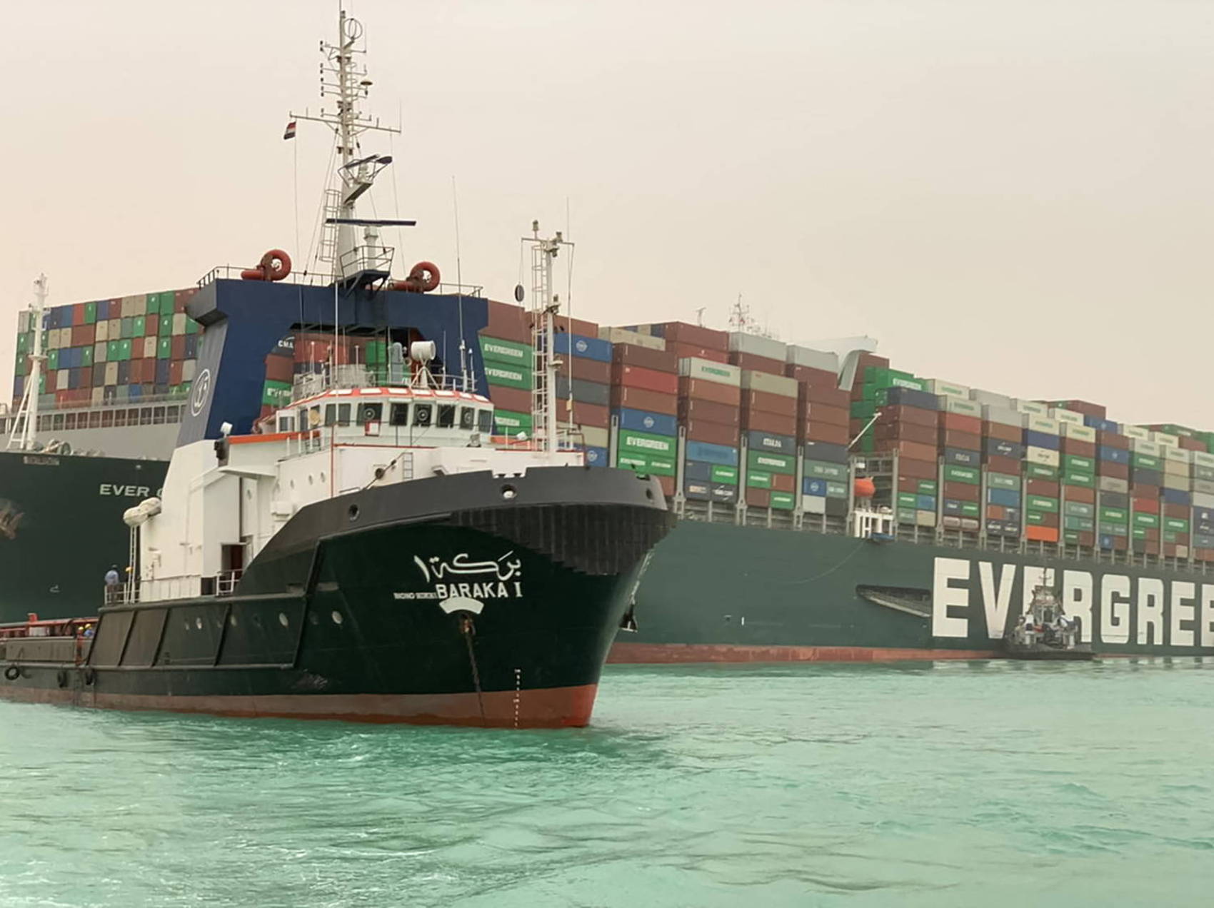 Navio encalha no Canal de Suez após pane e tempestade de areia - Fotos - R7 Internacional