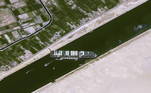 Imagens de satélites mostram como o cargueiro enroscou no canal e quão estreito é o caminho