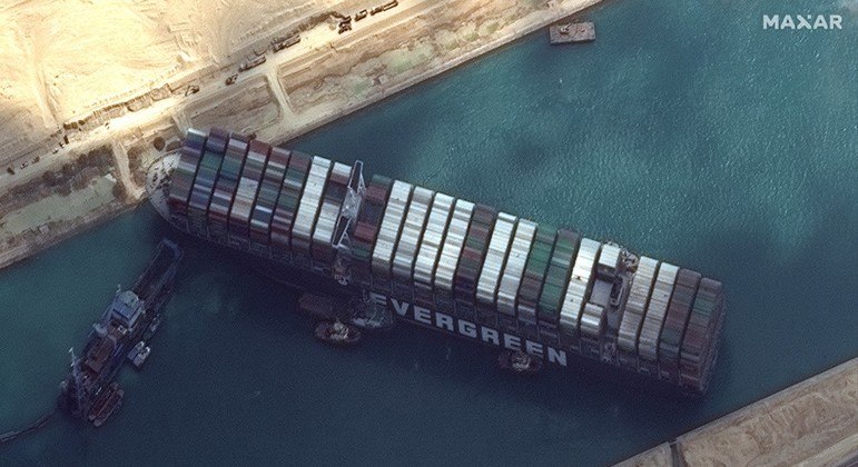 Navio cargueiro Ever Green ficou encalhado no canal de Suez em março de 2021