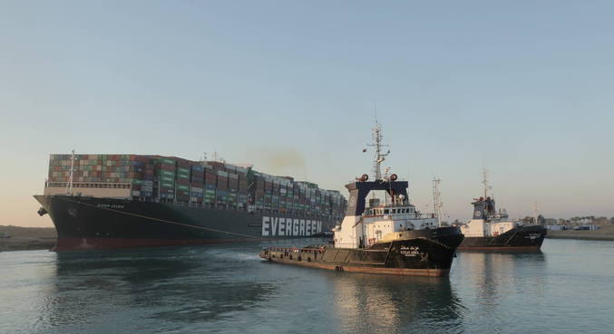 Cargueiro que bloqueia Canal de Suez há quase uma semana voltou a flutuar
