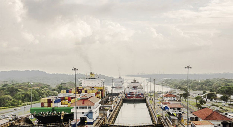 Canal do Panamá - Inaugurado em 1914, liga o Oceano Atlântico ao Oceano Pacífico, no Panamá, o país mais ao sul da América Central. É considerado uma das grandes obras de engenharia, com eclusas para elevação de navios (mais de 13 mil por ano).