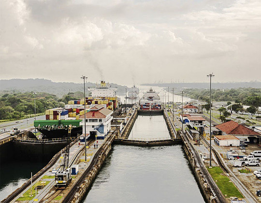 Canal do Panamá - Inaugurado em 1914, liga o Oceano Atlântico ao Oceano Pacífico, no Panamá, o país mais ao sul da América Central.  É considerado uma das grandes obras de engenharia, com eclusas para elevação de navios (mais de 13 mil por ano).