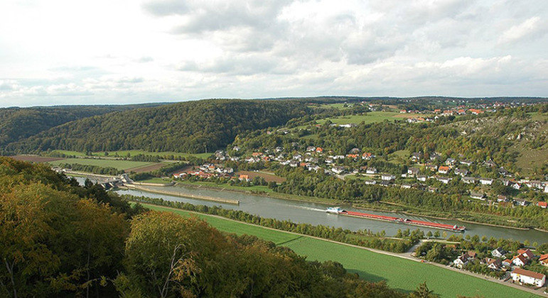 Canal Meno-Danúbio - Fica na Alemanha e liga os rios Danúbio e Meno, ambos ligados ao rio Reno. Permite o transporte fluvial entre a Romênia (Constança) e a Holanda (Roterdam).