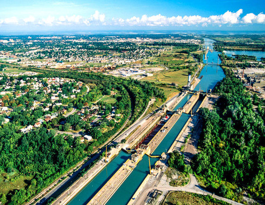 Canal Saint Lawrence Seaway - Inaugurado em 1959, permite que os navios viajem do Oceano Atlântico, em Montreal, até o Lago Erie, nos Grande Lagos da América do Norte. Tem sistema de eclusas para elevação de navios. 