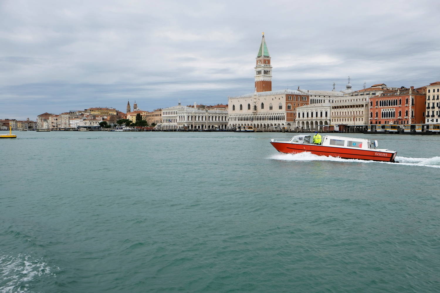 Coronavírus: canais de Veneza ficam limpos pela falta de turistas ...