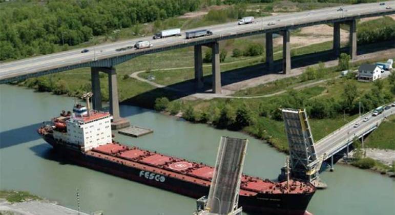 Canal Welland - Inaugurado em 1931 para ligar o Lago Erie ao Lago Ontário, no Canadá, ele tem 45 km e passou a integrar o Canal Saint Lawrence Seaway quando este foi implantado, em 1959. 