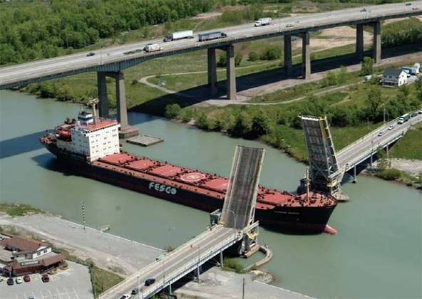 Canal Welland - Inaugurado em 1931 para ligar o Lago Erie ao Lago Ontário, no Canadá, ele tem 45 km e passou a integrar o Canal Saint Lawrence Seaway quando este foi implantado, em 1959. 