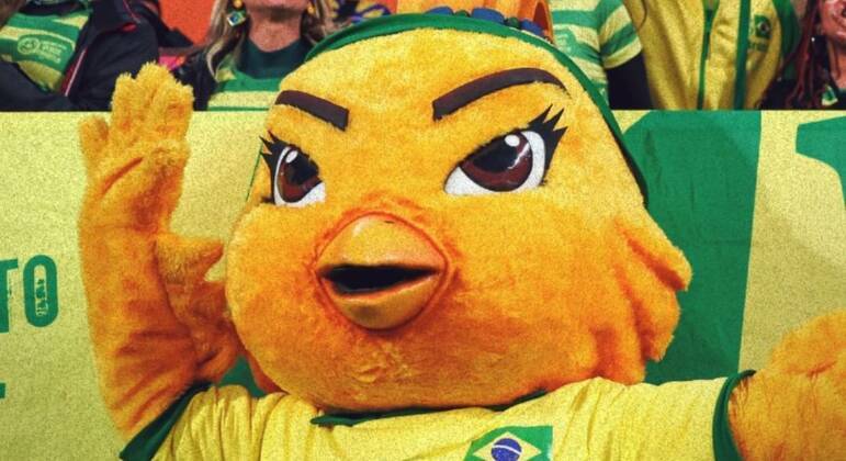 A primeira aparição da mascote com a seleção foi na chegada a Adelaide, na Austrália, no dia 23 de julho. De lá para cá, ela é um sucesso nas redes sociais. As sobrancelhas, um traço forte na mascote, foram o que mais rendeu interações e brincadeiras. 