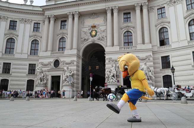 Canarinho Pistola sai pelas ruas de Viena e faz sucesso com a criançada  local, seleção brasileira