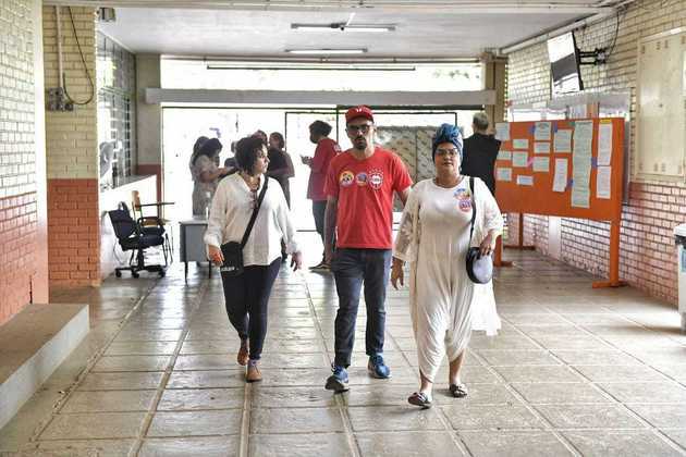 Candidata da Federação PSOL/REDE, Keka Bagno, ao lado do candidato a vice,Toni de Castro, e da candidata a deputada distrital, Talita Victor (Psol) no CEM Paulo Freire