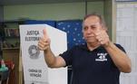 Candidato a governador do Distrito Federal, Izalci Lucas (PSDB), vota no Centro de Ensino Fundamental 01, no Guará 1