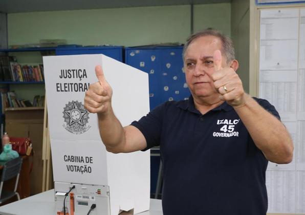 Candidato a governador do Distrito Federal, Izalci Lucas (PSDB), vota no Centro de Ensino Fundamental 01, no Guará 1