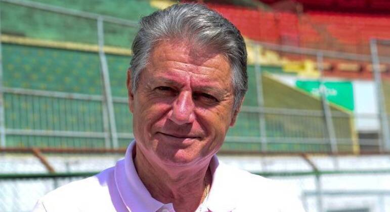 8. CandinhoCandinho comandou a sele&ccedil;&atilde;o saudita em 1993. Ele foi respons&aacute;vel por classificar a equipe para a primeira Copa do Mundo de sua hist&oacute;ria, a de 1994.&nbsp;Antes disso, foi t&eacute;cnico do Al-Hilal em diversas ocasi&otilde;es: de 1984 a 1985, de 1988 a 1989, em 1983 e em 2006. Ao todo, foram dois Campeonatos Sauditas, duas Copas do Rei e uma Copa da Coroa do Pr&iacute;ncipe. Ele tamb&eacute;m comandou o&nbsp; Al-Ittihad de 2004 a 2005 e em 2007